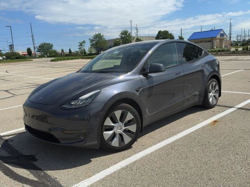 Used 2023 Tesla Model Y Long Range AWD/4WD image 1