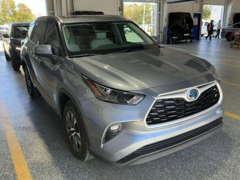 Used 2023 Toyota Highlander XLE image 3