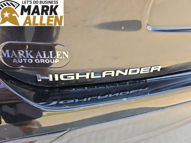 Used 2021 Toyota Highlander XLE AWD/4WD image 31