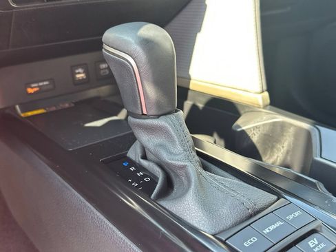 Used 2025 Toyota Camry SE w/ Convenience Package FWD image 31