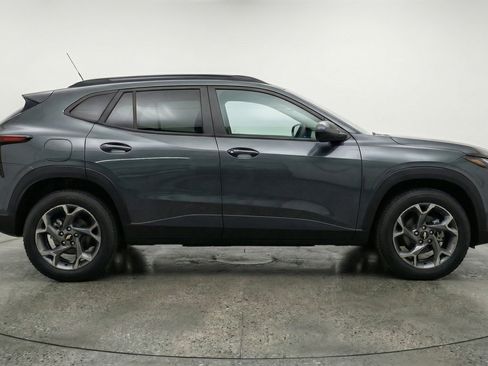 Used 2025 Chevrolet Trax LT w/ LT Convenience Package FWD image 11