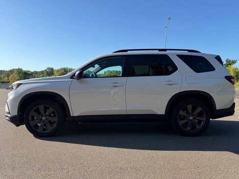 Used 2025 Honda Pilot Sport image 8