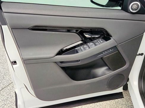 Used 2024 Land Rover Range Rover Evoque Dynamic SE image 11