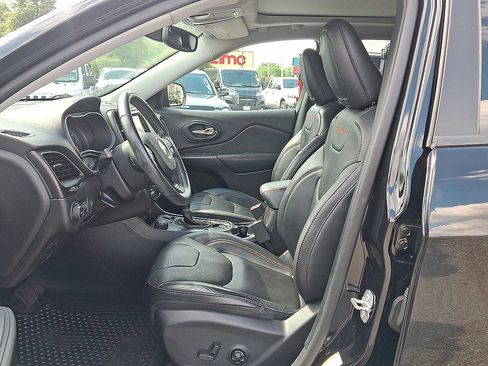 Used 2019 Jeep Cherokee Trailhawk AWD/4WD image 17