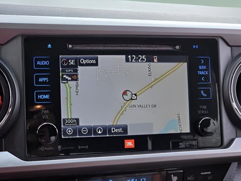 Used 2016 Toyota Tacoma Limited w/ Towing Package image 21