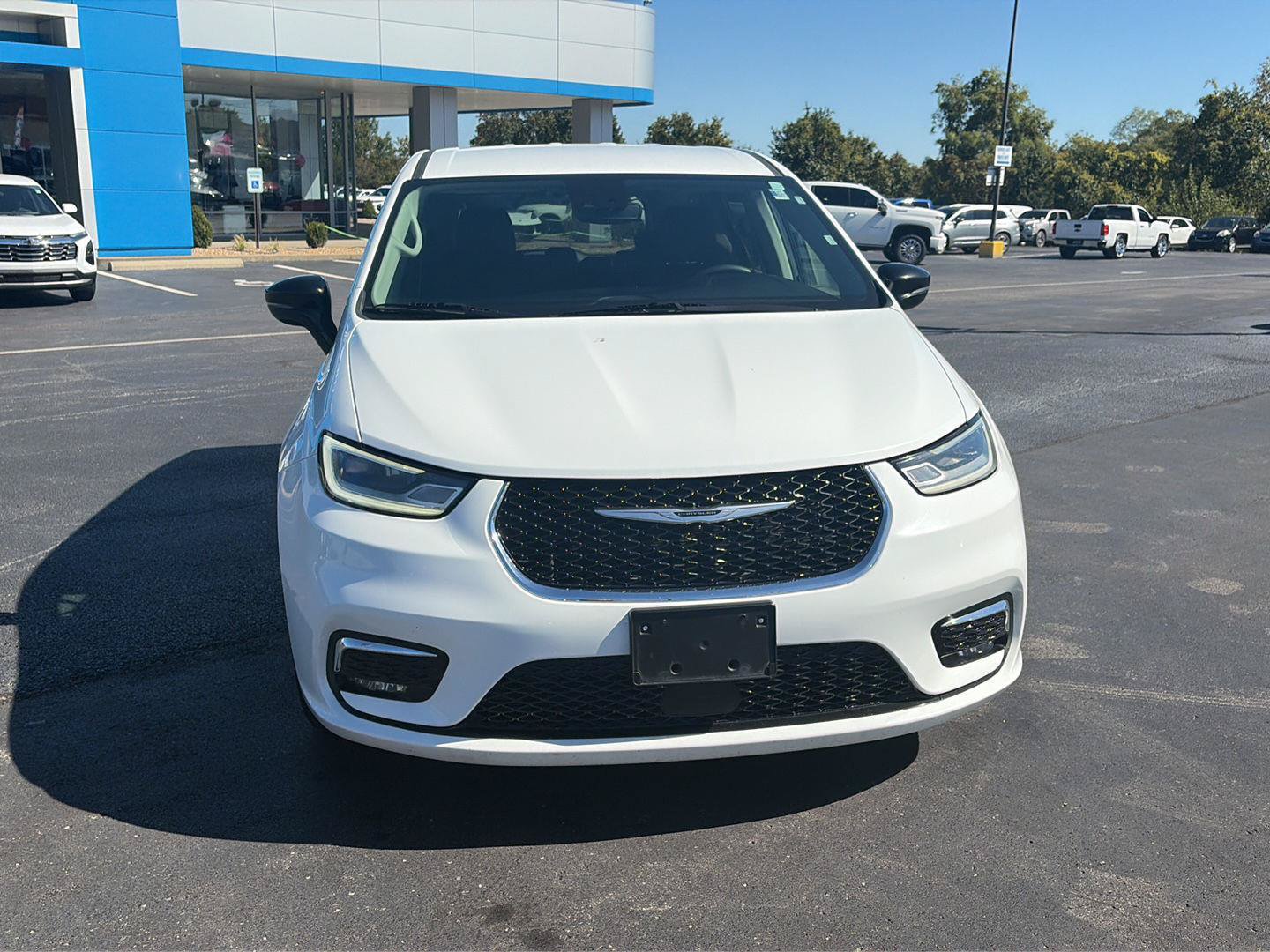 Used 2024 Chrysler Pacifica Touring-L FWD image 8