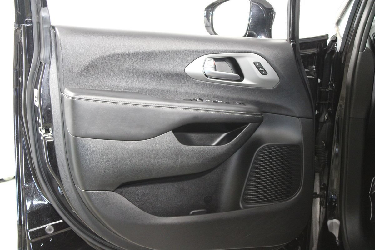 Used 2025 Chrysler Pacifica Select FWD image 5