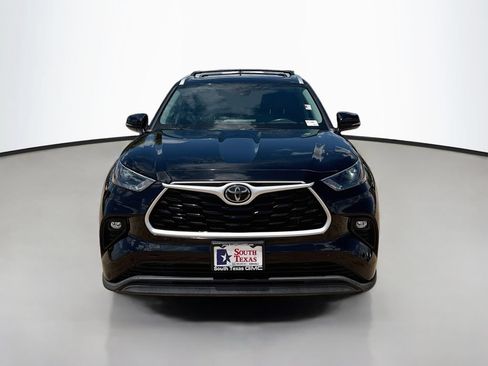Used 2022 Toyota Highlander XLE FWD image 2