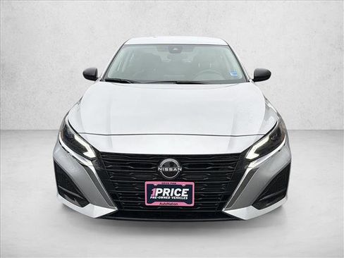 Used 2024 Nissan Altima 2.5 SV image 2