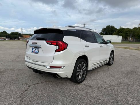 Used 2020 GMC Terrain Denali w/ Denali Premium Package FWD image 3