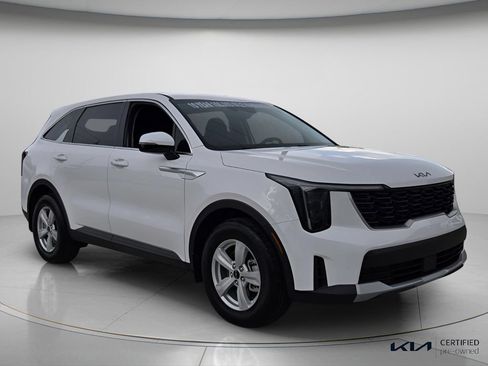 Certified 2026 Kia Sorento LX FWD image 9