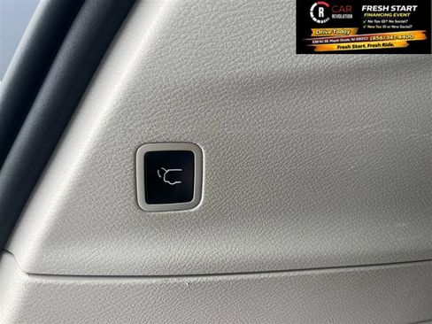 Used 2023 Chrysler Pacifica Touring-L image 9