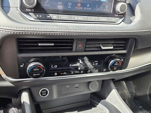 Used 2023 Nissan Rogue SV w/ SV Premium B Package image 27