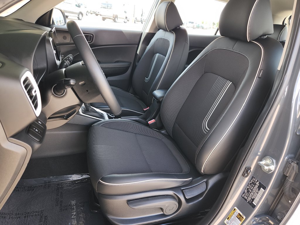Used 2024 Hyundai Venue Limited FWD image 13