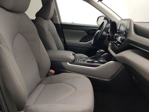 Used 2021 Toyota Highlander LE FWD image 21