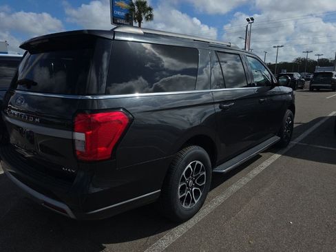 Used 2023 Ford Expedition Max XLT image 2