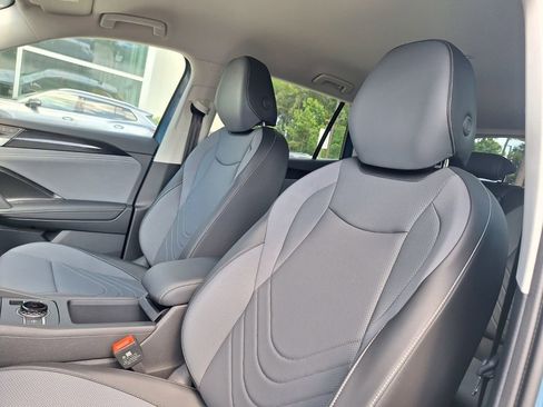 Used 2025 Volkswagen Tiguan SE FWD image 11