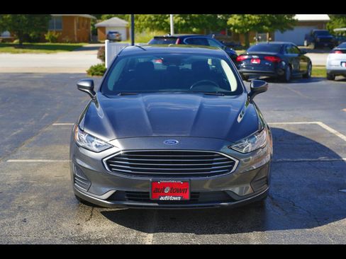 Used 2019 Ford Fusion SE image 2