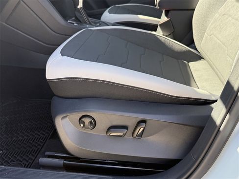 New 2026 Volkswagen Taos SE image 13
