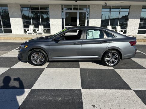 Used 2023 Volkswagen Jetta SE image 1