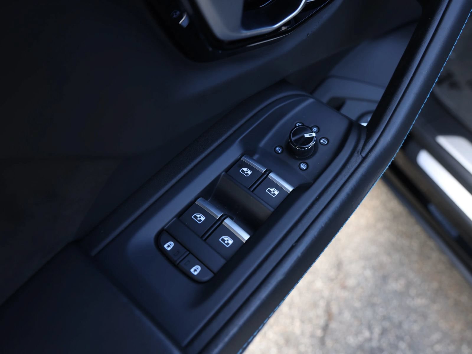 Used 2021 Lamborghini Urus AWD/4WD image 17