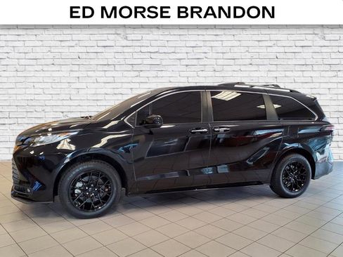 Used 2022 Toyota Sienna XLE Woodland Edition image 2