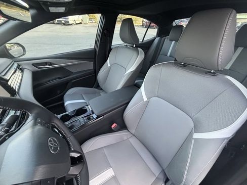 Used 2025 Toyota Camry SE image 4