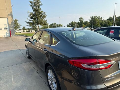 Used 2020 Ford Fusion SE FWD image 3