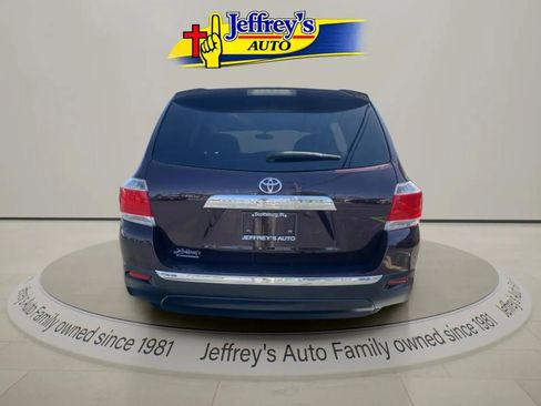 Used 2013 Toyota Highlander FWD w/ Cold Weather Pkg image 4