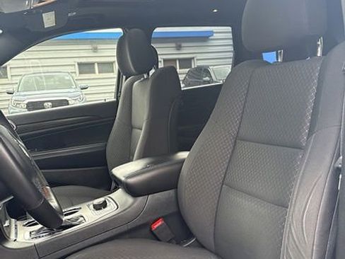 Used 2019 Jeep Grand Cherokee Laredo AWD/4WD image 9