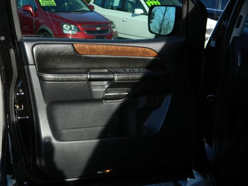 Used 2010 Nissan Armada Titanium image 25