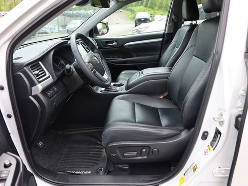 Used 2019 Toyota Highlander XLE AWD/4WD image 18