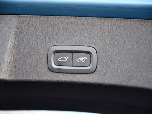 Certified 2025 Volvo XC40 B5 Plus image 28