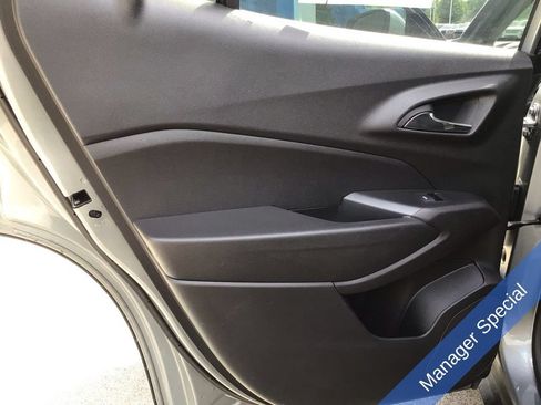 Used 2025 Chevrolet Trax LT FWD image 33