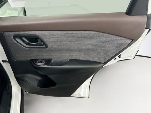 Used 2023 Nissan Rogue S AWD/4WD image 30