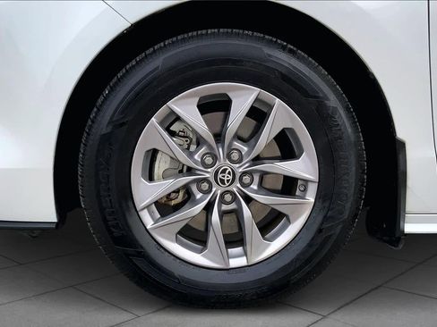 Used 2022 Toyota Sienna XLE image 15