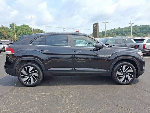 Used 2024 Volkswagen Atlas Cross Sport SE w/ Panoramic Sunroof Package FWD image 7