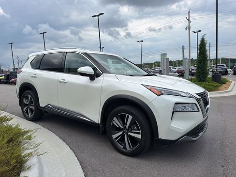 Used 2023 Nissan Rogue SL FWD image 3