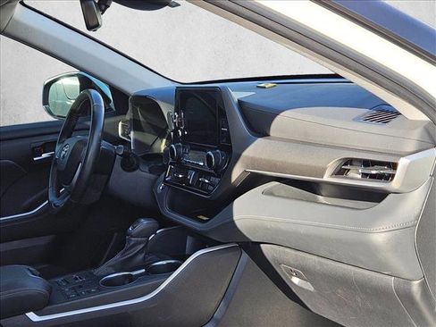 Used 2023 Toyota Highlander XLE image 24