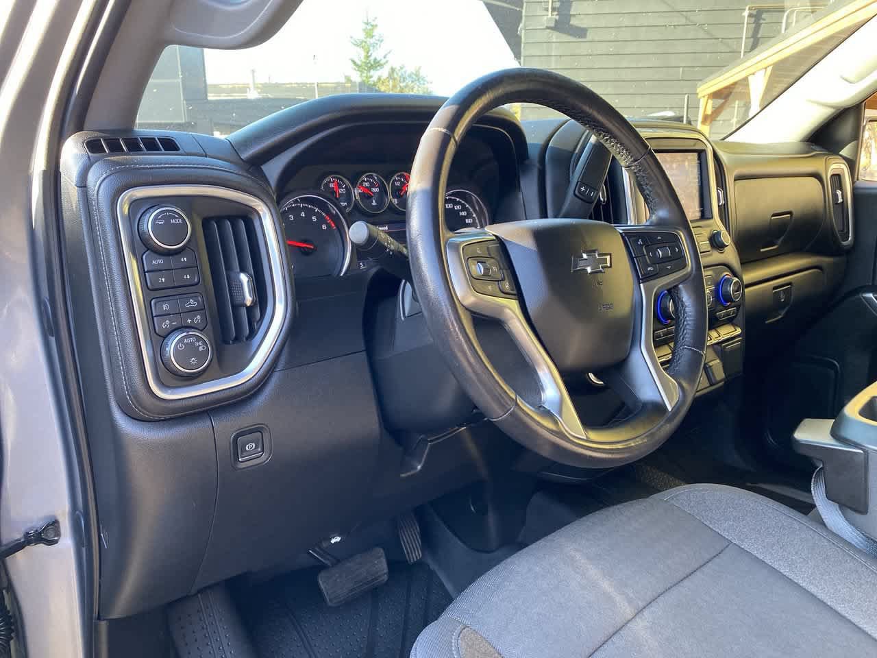 Used 2020 Chevrolet Silverado 1500 LT Trail Boss w/ Convenience Package AWD/4WD image 2