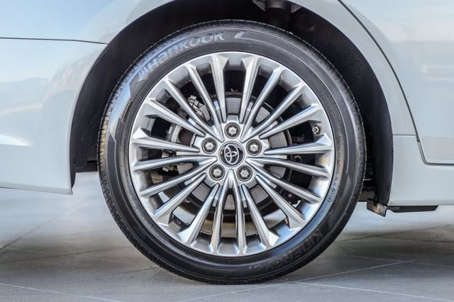 Used 2019 Toyota Avalon Limited FWD image 14