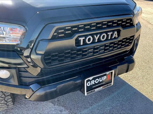 Used 2017 Toyota Tacoma TRD Off-Road w/ Tow Package (A/T) image 28