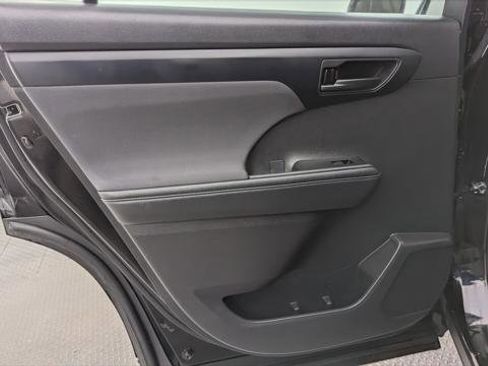 Used 2021 Toyota Highlander L image 16