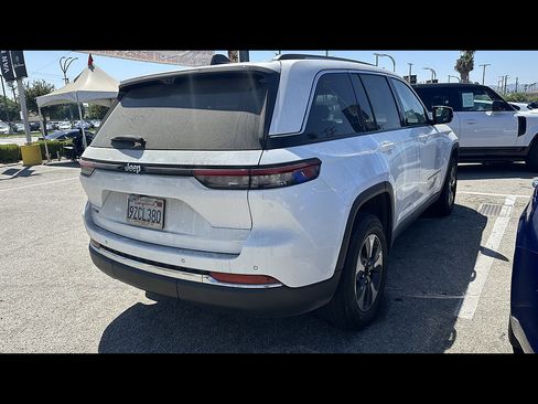 Used 2022 Jeep Grand Cherokee Limited 4xe w/ Luxury Tech Group II AWD/4WD image 3