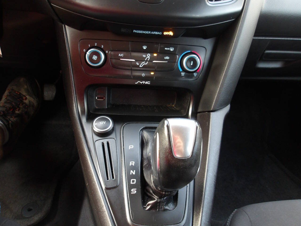 Used 2015 Ford Focus SE w/ SE Sport Package FWD image 18