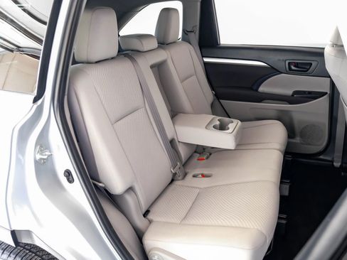 Used 2019 Toyota Highlander LE image 29