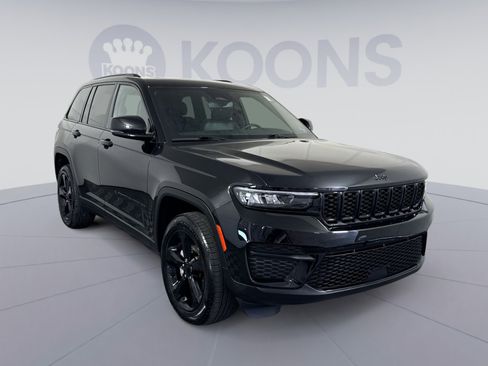 Used 2023 Jeep Grand Cherokee Altitude AWD/4WD image 10