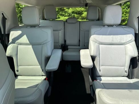 Used 2025 Ford Expedition Platinum w/ Driver's Package AWD/4WD image 40
