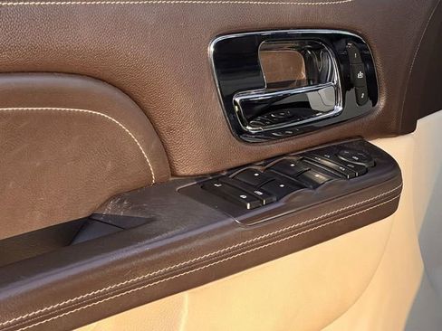 Used 2011 Cadillac Escalade Platinum image 19