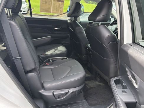 Used 2025 Toyota Grand Highlander FWD image 12